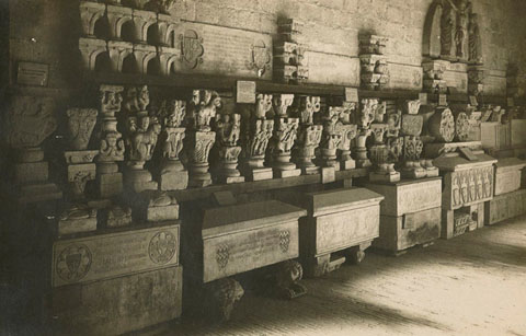 Peces exposades al claustre del monestir de Sant Pere de Galligants, seu del Museu Arqueol&ograve;gic. 1920-1930