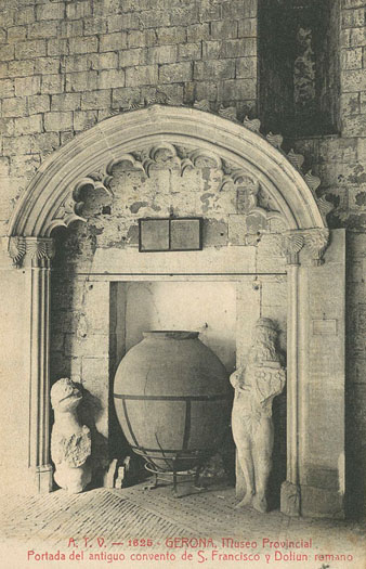 Detall de l'estructura d'una porta del convent de Sant Francesc conservada en una galeria del claustre del monestir de Sant Pere de Galligants, seu del Museu d'Arqueologia. 1905-1911