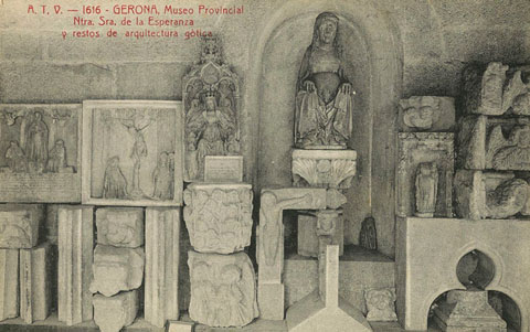 Escultures i restes d'arquitectura g&ograve;tica, entre les quals s'identifica la Mare de D&eacute;u de l'Esperan&ccedil;a, instal&middot;lades a la galeria del claustre del monestir de Sant Pere de Galligants, seu del Museu d'Arqueologia. 1905
