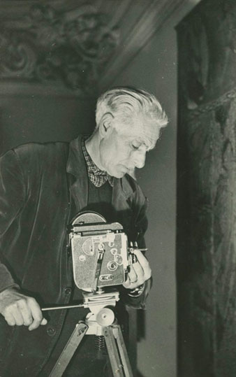 Antoni Var&eacute;s filmant el Tap&iacute;s de la Creaci&oacute; de la Catedral de Girona. 1965