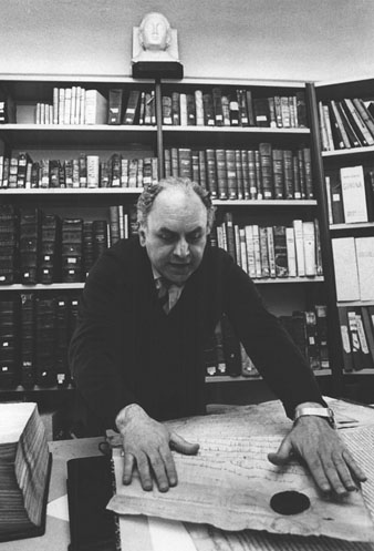 Museu de la Catedral. Biblioteca amb l'arxiver moss&egrave;n Gabriel Roura i G&uuml;ibas (1932-2008)