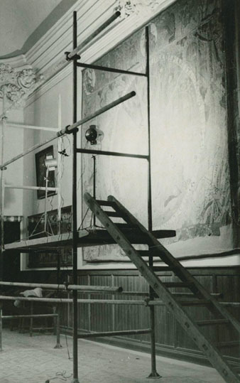 Bastida muntada per a la filmaci&oacute; del Tap&iacute;s de la Creaci&oacute; de la Catedral de Girona. 1965