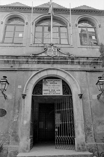 Portal d'accés al Museu d'Història de la Ciutat i l'Arxiu Municipal des de la placeta de l'Institut Vell, o de la Canonja. Un cartell anuncia les obres de condicionament de l'edifici. 7/4/1982
