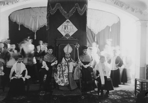 El 'bisbetó' Ramon Marcel al seu tron, a la Festa del Bisbetó, a Montserrat. 1908
