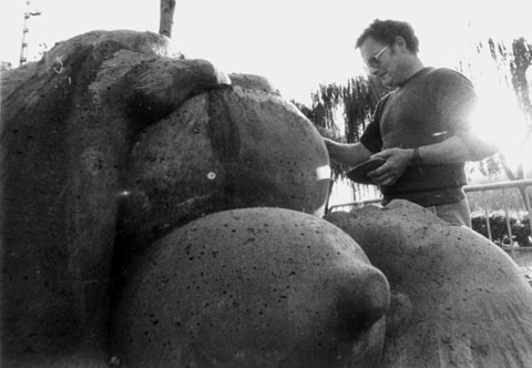 Xicu Cabanyes treballant en l'escultura. 1984