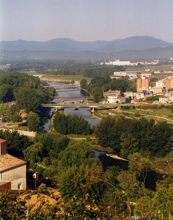 Vista de Girona des de la muntanya de Montju&iuml;c. En primer terme, la conflu&egrave;ncia dels rius Onyar i Ter, travessat pel pont de Sant Pon&ccedil;, el Pont de la Barca i la passera de Fontajau. 1998
