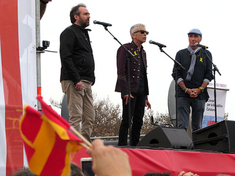 Roger Mas, Gerard Jacquet i Lluí Llach cantant 'Venim del nord, venim del sud'