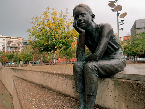 Escultura en bronze que representa la &uacute;nica nena nascuda a Girona el dia de la promulgaci&oacute; de la Constituci&oacute; espanyola, el 6 de desembre de 1978, Maria del Mar Cabeza, obra de Francisco L&oacute;pez Hern&aacute;ndez