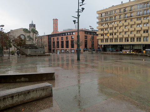 Zona de pla&ccedil;a dura, davant la pla&ccedil;a de Santa Susanna del Mercadal