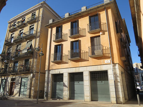 Edificis de la banda oest de la plaça