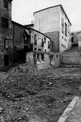 Enderrocament d'un edifici a la plaça General Marvà. S'observa l'edifici de les Beates. 1980-1990
