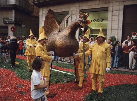 Desfilada de l'Àliga a la plaça de l'Oli per la Diada de Corpus. 1994