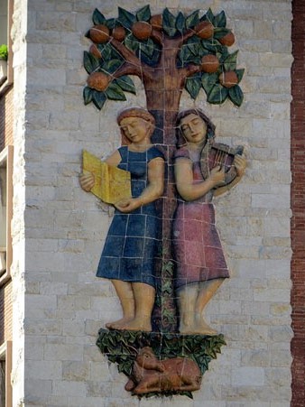 Decoració ceràmica a l'edifici 'La Caixa', obra dels arquitectes Bartomeu Llongueras i Juan Gordillo. Detall