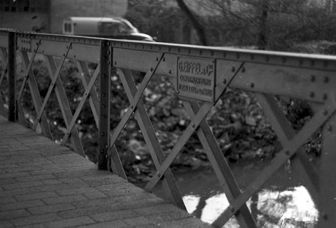 Placa del pont del carrer Cerverí, sobre el riu Güell, obra de Gustave Eiffel. 1969