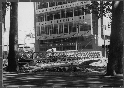 Pont del carrer Cerverí sobre el riu Güell, al passeig de la Devesa. Al fons, el taller mecànic J. Casals. 1970-1974