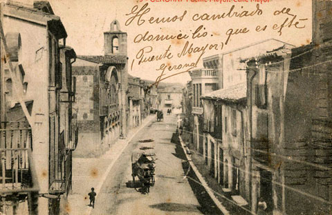 El carrer del Pont Major, al barri homònim. A l'esquerra, la destil·leria Regàs i l'església de la Pietat. 1919-1922