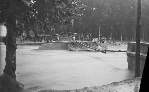 Pont de Mart destruït per la crescuda del riu Güell. 1940