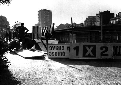 Instal·lació del nou quiosc de la Rambla de la Llibertat. 1986