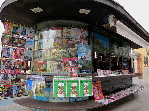 El quiosc de la Rambla de la Llibertat amb exemplars de 'Charlie Hebdo' després de l'atemptat contra la revista satírica el 7 de gener de 2015