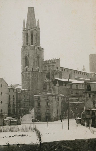 Plaça de Sant Feliu després d'una nevada. A la dreta s'hi observa el quiosc de periòdics