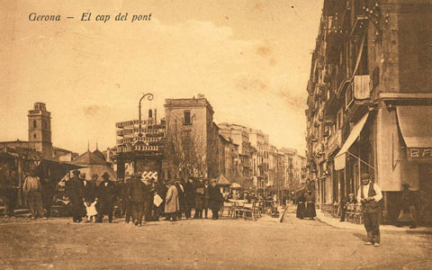Vista de la rambla de la Llibertat des de la pujada del pont de Pedra. Al centre s'hi observa el quiosc de periòdics. 1910