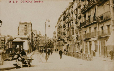 Vista de la Rambla de la Llibertat amb diversos quioscos. 1910-1920