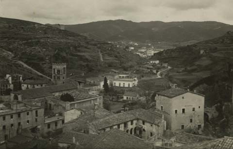 Vista del barri de Sant Pere de Galligants i la vall de Sant Daniel des del campanar de l'església de Sant Feliu. En primer terme a la dreta, els Banys Àrabs i la casa de les Sarraïnes. Principis segle XX