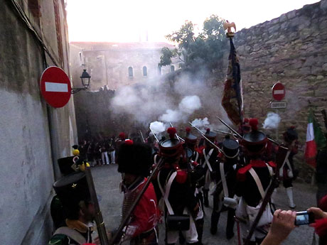 VII Festa Reviu els Setges Napole&ograve;nics de Girona. Escena 4 (segona part). Carrer de Pere de Rocabert&iacute;