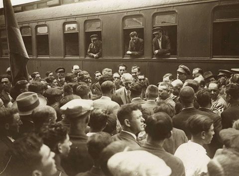 Arribada del president Francesc Macià a l'estació de tren de Fornells on es rebut per l'alcalde de Girona Miquel Santaló, entre d'altres autoritats