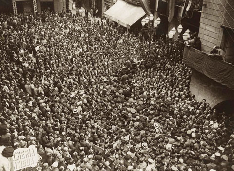 Multitud de gent aclamant la presència del president Francesc Macià a la plaça del Vi