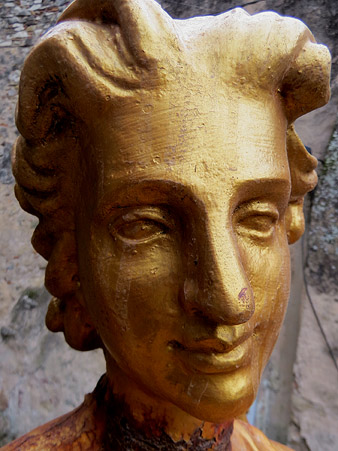 Detall de l'&agrave;ngel Metatron al Jard&iacute; de l'&Agrave;ngel