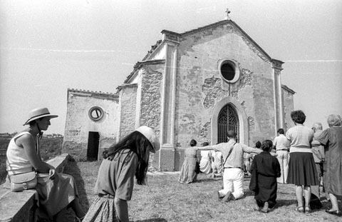Devots a la Capella del Calvari en motiu de l'aparici&oacute; de Jesucrist i la Mare de D&eacute;u a la capella de Torre Gironella. 05/08/1983