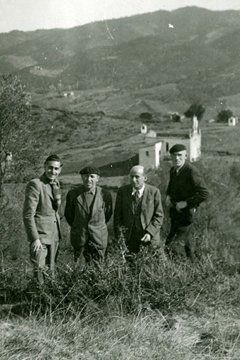 Retrat de grup on s'observa, a l'esquerra, Antoni Var&eacute;s, al cam� del Calvari. Al fons la capella. Abans de 1939