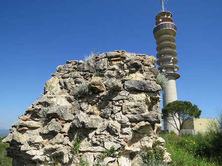 Restes del fort de Caputxins amb la Torre de Comunicacions al darrera