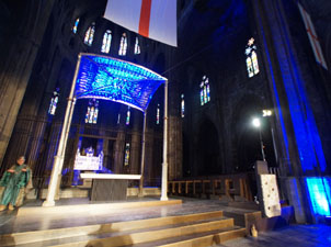 Representaci&oacute; de la Consueta de Sant Jordi cavaller a la nau g&ograve;tica de la Catedral