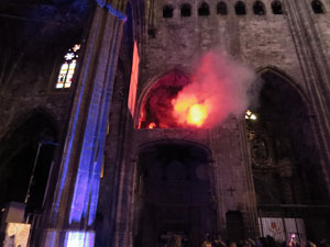 Representaci&oacute; de la Consueta de Sant Jordi cavaller a la nau g&ograve;tica de la Catedral