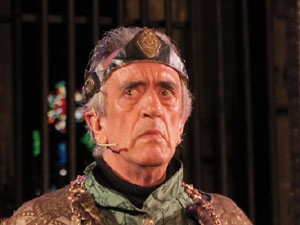 Representaci&oacute; de la Consueta de Sant Jordi cavaller a la nau g&ograve;tica de la Catedral