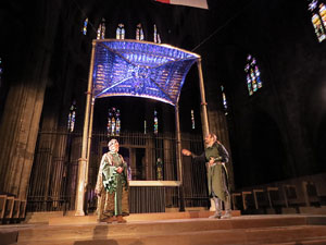 Representaci&oacute; de la Consueta de Sant Jordi cavaller a la nau g&ograve;tica de la Catedral