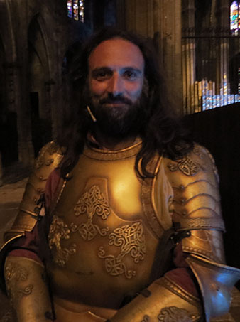 Representaci&oacute; de la Consueta de Sant Jordi cavaller a la nau g&ograve;tica de la Catedral