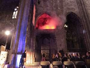 Representaci&oacute; de la Consueta de Sant Jordi cavaller a la nau g&ograve;tica de la Catedral
