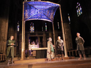 Representaci&oacute; de la Consueta de Sant Jordi cavaller a la nau g&ograve;tica de la Catedral