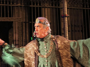 Representaci&oacute; de la Consueta de Sant Jordi cavaller a la nau g&ograve;tica de la Catedral