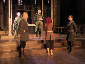 Representaci&oacute; de la Consueta de Sant Jordi cavaller a la nau g&ograve;tica de la Catedral