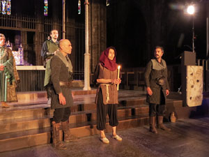 Representaci&oacute; de la Consueta de Sant Jordi cavaller a la nau g&ograve;tica de la Catedral