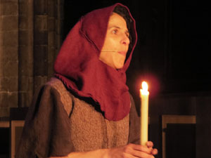 Representaci&oacute; de la Consueta de Sant Jordi cavaller a la nau g&ograve;tica de la Catedral