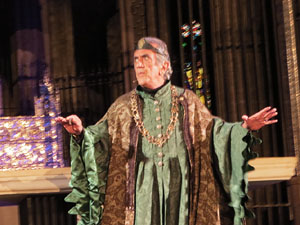 Representaci&oacute; de la Consueta de Sant Jordi cavaller a la nau g&ograve;tica de la Catedral