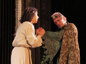 Representaci&oacute; de la Consueta de Sant Jordi cavaller a la nau g&ograve;tica de la Catedral