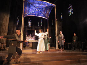 Representaci&oacute; de la Consueta de Sant Jordi cavaller a la nau g&ograve;tica de la Catedral
