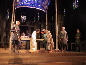 Representaci&oacute; de la Consueta de Sant Jordi cavaller a la nau g&ograve;tica de la Catedral