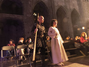 Representaci&oacute; de la Consueta de Sant Jordi cavaller a la nau g&ograve;tica de la Catedral